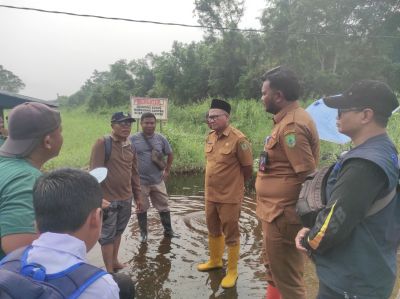 Atasi Banjir Bagansiapiapi, Camat Bangko dan PUPR Rohil Turun Tinjau Saluran Air