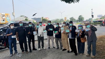 Bentuk Kepedulian Terhadap Kabut Asap, PWI Riau Berbagi Masker untuk Pengguna Jalan di Pekanbaru