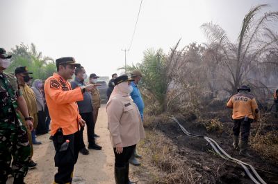 Bupati Bengkalis Kasmarni Turun Langsung Padamkan Karhutla di Sungai Meranti