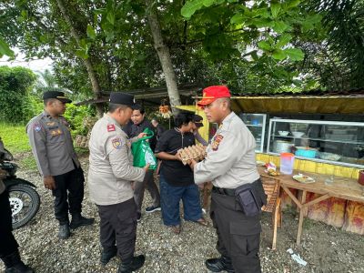 Densus 88 dan Polsek Tambang  Salurkan Sembako ke Mantan Napiter  di Balam Jaya