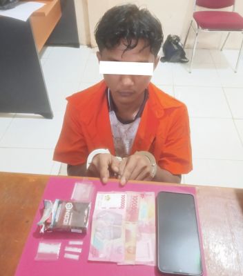 Digerebek Dini Hari, Pemuda di Siak Kecil Ketahuan Simpan Empat Paket Sabu