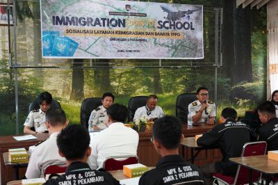 Imigrasi Pekanbaru Edukasi Siswa SMKN 2 tentang Layanan Keimigrasian dan Bahaya TPPO