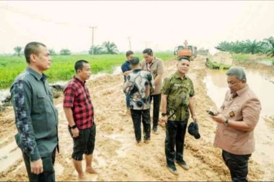 Jalan Sontang-Duri Hancur Jadi Kubangan Lumpur,! Bupati Rohul Anton Turun Langsung, Segera Diperbaiki Serta Sebut Sudah Tahap Lelang