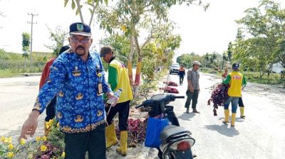 Kadis LH Rohil Turun Langsung Bersihkan Lumpur Air Pasang Sungai Rokan