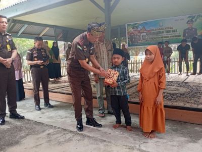 Kajati Riau Berbagi Kebahagiaan dengan 25 Anak Yatim di Bengkalis
