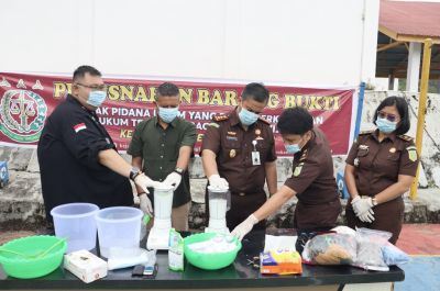 Kejari Rohul Musnahkan Barang Bukti 77 Perkara Inkracht