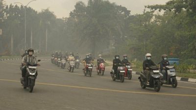 Menembus Kabut Asap, Panduan #Cari_Aman Naik Motor Saat Jarak Pandang Terbatas
