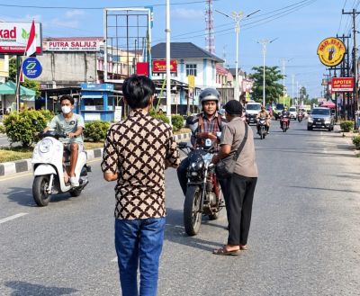 Peduli Dampak Kabut Asap, KOREK Riau Bagikan Masker kepada Pengguna Jalan
