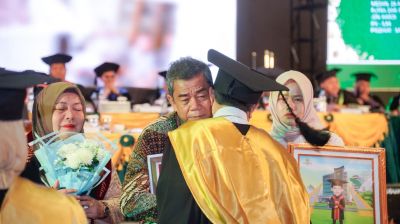 Wisuda XXXI Umri Penuh Haru, Ijazah Almarhum Saddam Diserahkan kepada Orang Tua